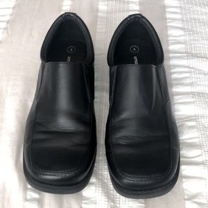 Smart Fit Boys casual/semi dress shoes in Black, size 4.